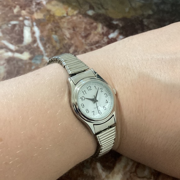 New Silver-Colored Expandable Quartz Watch, Battery Operated - Picture 13 of 13